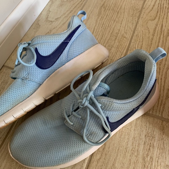 Nike Roche One Shoes - Picture 2 of 13